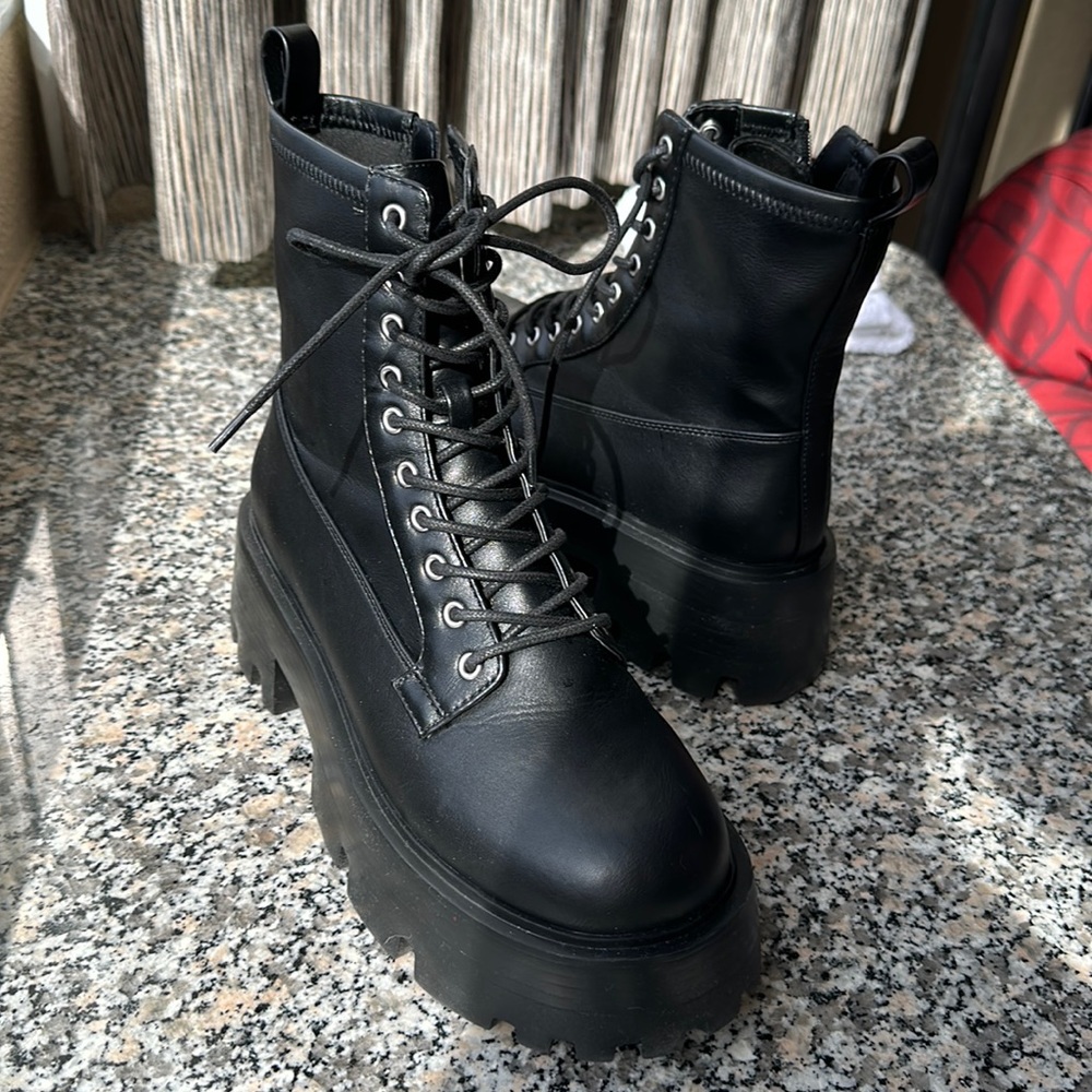Steven Madden / Size 9 / BRAND NEW -MADDOX COMBAT BOOT BLACK